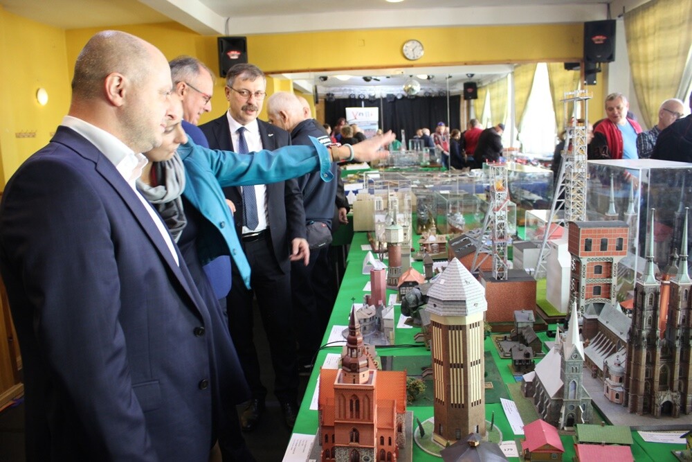W ten weekend do Rudy Śląskiej zjechali modelarze z Polski, Czech, Słowacji oraz Litwy, aby wziąć udział w XI Regionalnym Konkursie Modeli Kartonowych, którego gospodarzem był In-nY Dom Kultury. Zobaczcie jakie piękne eksponaty zaprezentowali uczestnicy konkursu. 

fot. UM Ruda Śląska