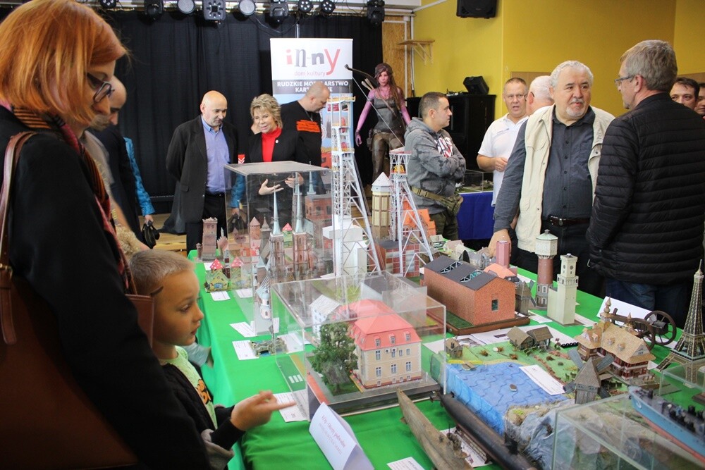 W ten weekend do Rudy Śląskiej zjechali modelarze z Polski, Czech, Słowacji oraz Litwy, aby wziąć udział w XI Regionalnym Konkursie Modeli Kartonowych, którego gospodarzem był In-nY Dom Kultury. Zobaczcie jakie piękne eksponaty zaprezentowali uczestnicy konkursu. 

fot. UM Ruda Śląska