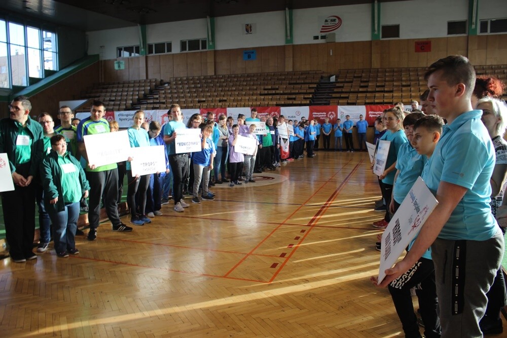 15 ekip, czyli blisko 100 sportowców reprezentujących kilkanaście miast naszego regionu wystartowało dziś podczas XII Śląskiego Turnieju Bocce Olimpiad Specjalnych dla osób z niepełnosprawnością intelektualną, który odbył się w hali w Rudzie Śląskiej - Halembie.