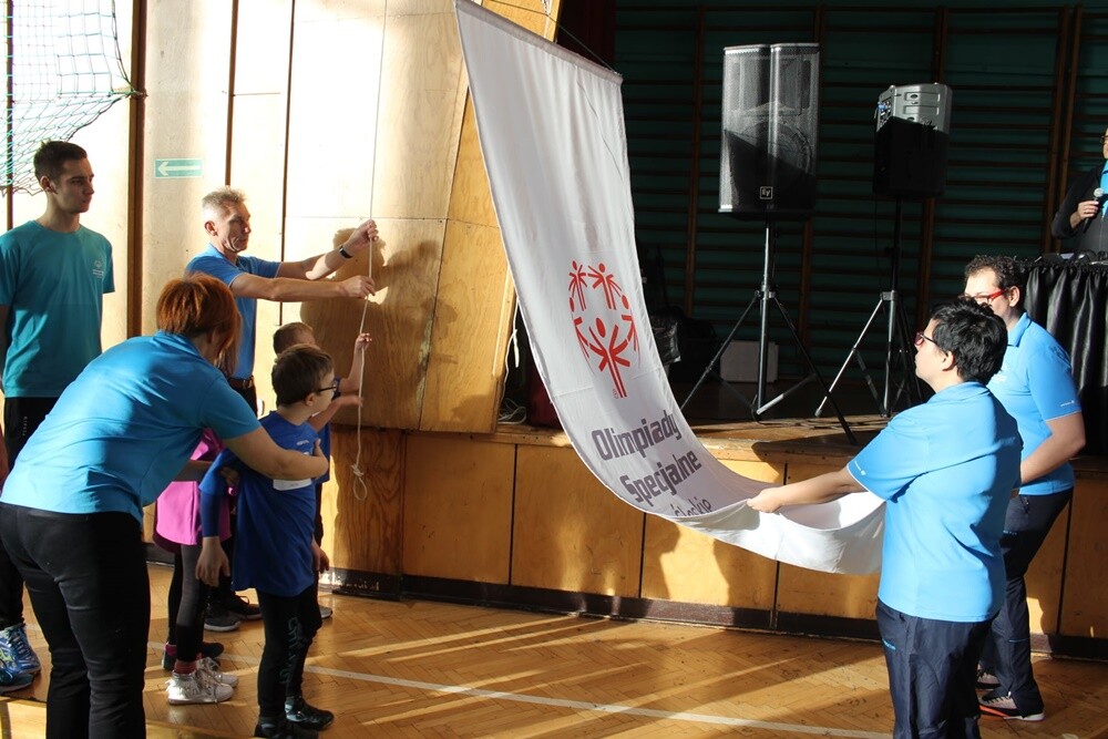 15 ekip, czyli blisko 100 sportowców reprezentujących kilkanaście miast naszego regionu wystartowało dziś podczas XII Śląskiego Turnieju Bocce Olimpiad Specjalnych dla osób z niepełnosprawnością intelektualną, który odbył się w hali w Rudzie Śląskiej - Halembie.