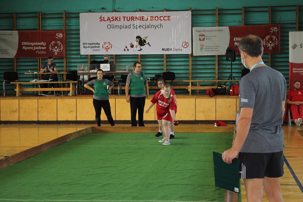 Blisko 100 zawodników z niepełnosprawnością intelektualną bierze udział w XIII Śląskim Turnieju Bocce Olimpiad Specjalnych, organizowanym przez Klub Olimpiad Specjalnych "Halembianka".