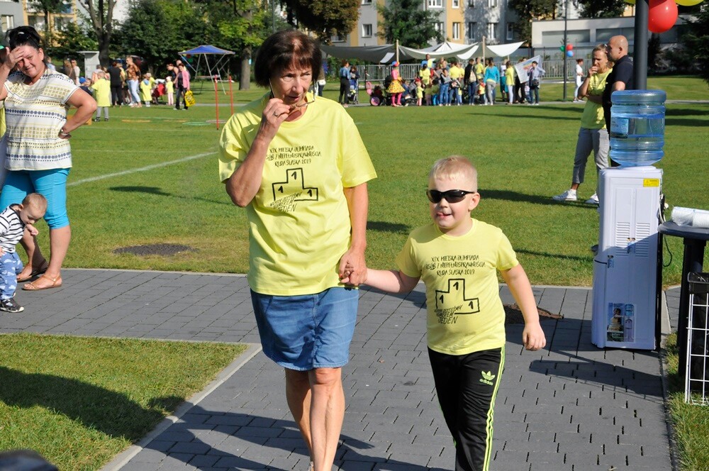 XIX Miejska Olimpiada Osób Niepełnosprawnych ściągnęła na teren letniego basenu kilkuset uczestników! Podczas konkurencji uśmiech nie schodził z ich twarzy ani na chwilę.