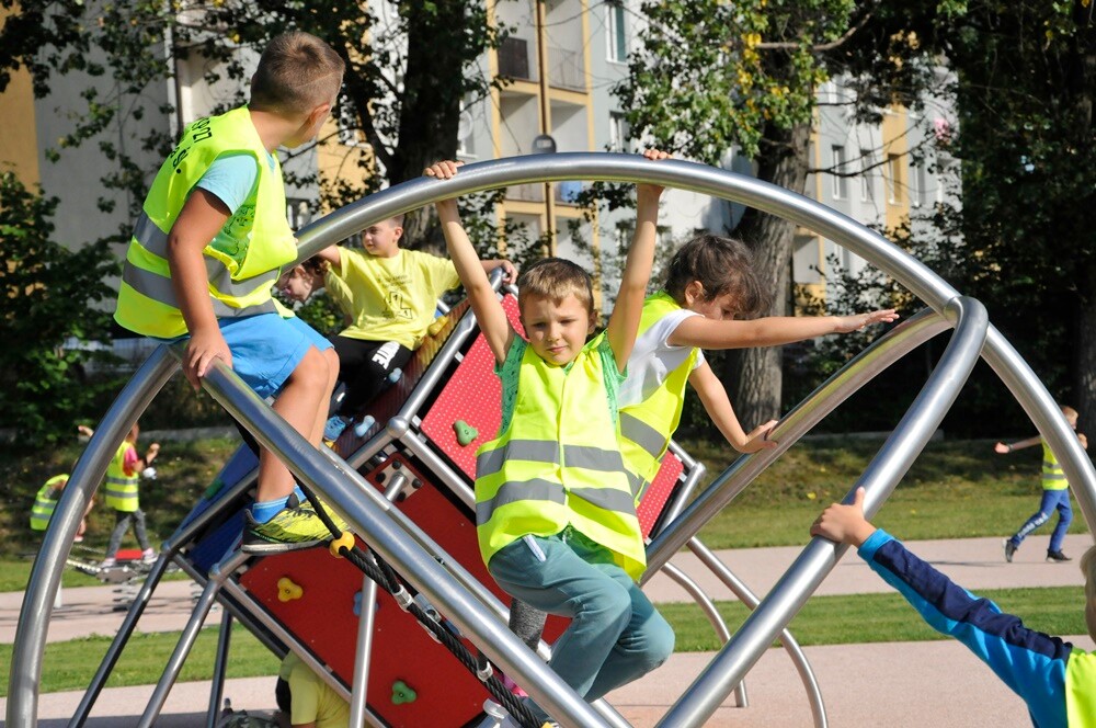 XIX Miejska Olimpiada Osób Niepełnosprawnych ściągnęła na teren letniego basenu kilkuset uczestników! Podczas konkurencji uśmiech nie schodził z ich twarzy ani na chwilę.