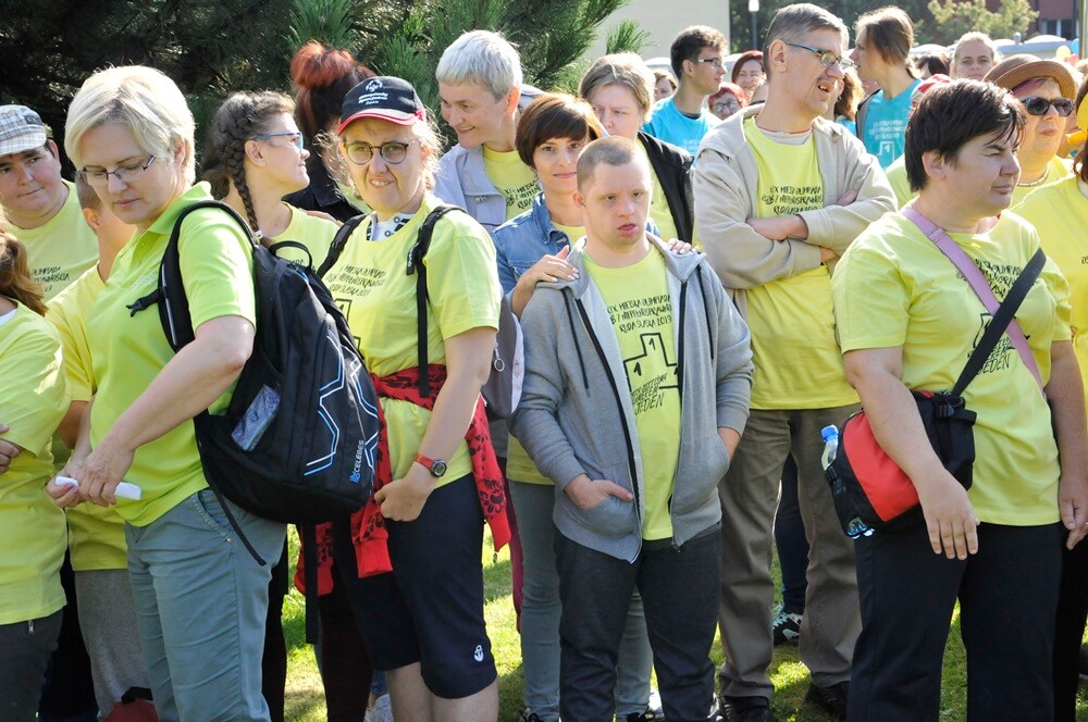 XIX Miejska Olimpiada Osób Niepełnosprawnych ściągnęła na teren letniego basenu kilkuset uczestników! Podczas konkurencji uśmiech nie schodził z ich twarzy ani na chwilę.