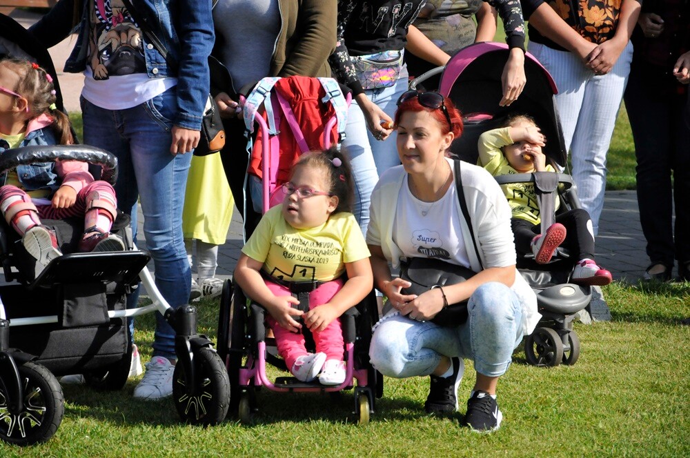 XIX Miejska Olimpiada Osób Niepełnosprawnych ściągnęła na teren letniego basenu kilkuset uczestników! Podczas konkurencji uśmiech nie schodził z ich twarzy ani na chwilę.