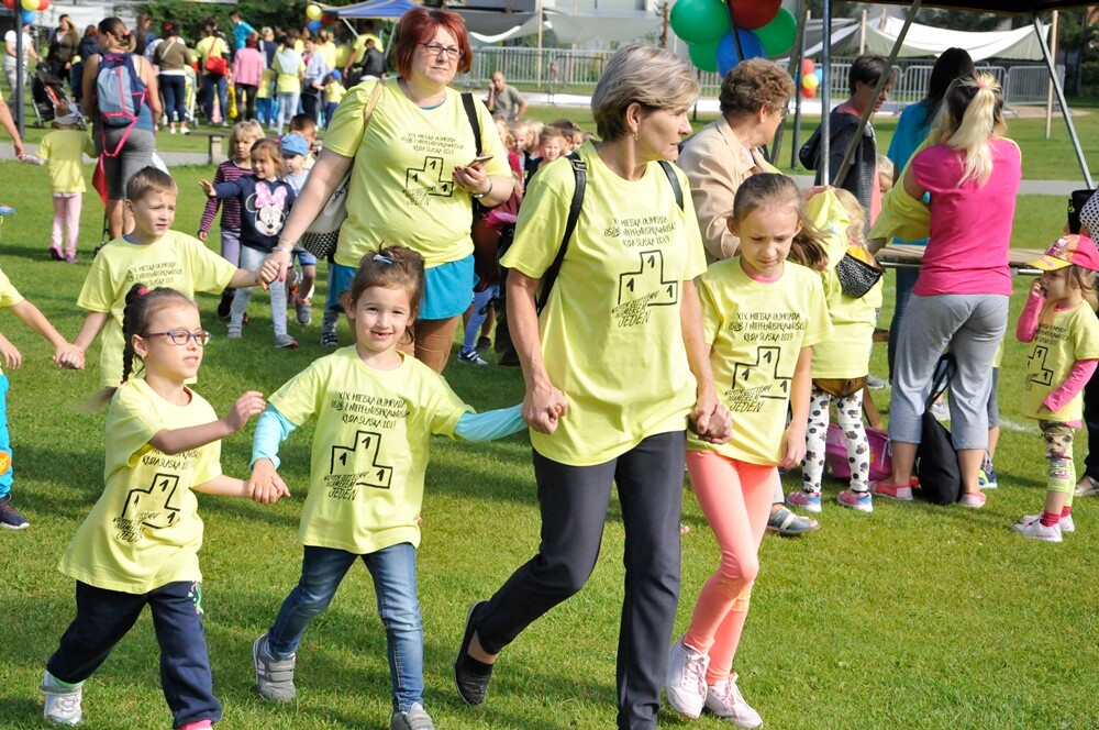 XIX Miejska Olimpiada Osób Niepełnosprawnych ściągnęła na teren letniego basenu kilkuset uczestników! Podczas konkurencji uśmiech nie schodził z ich twarzy ani na chwilę.