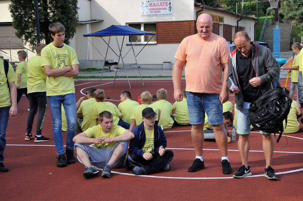 XIX Miejska Olimpiada Osób Niepełnosprawnych ściągnęła na teren letniego basenu kilkuset uczestników! Podczas konkurencji uśmiech nie schodził z ich twarzy ani na chwilę.