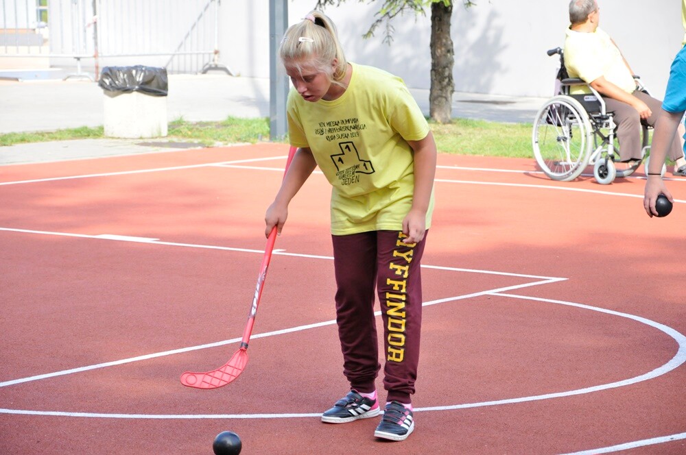 XIX Miejska Olimpiada Osób Niepełnosprawnych ściągnęła na teren letniego basenu kilkuset uczestników! Podczas konkurencji uśmiech nie schodził z ich twarzy ani na chwilę.