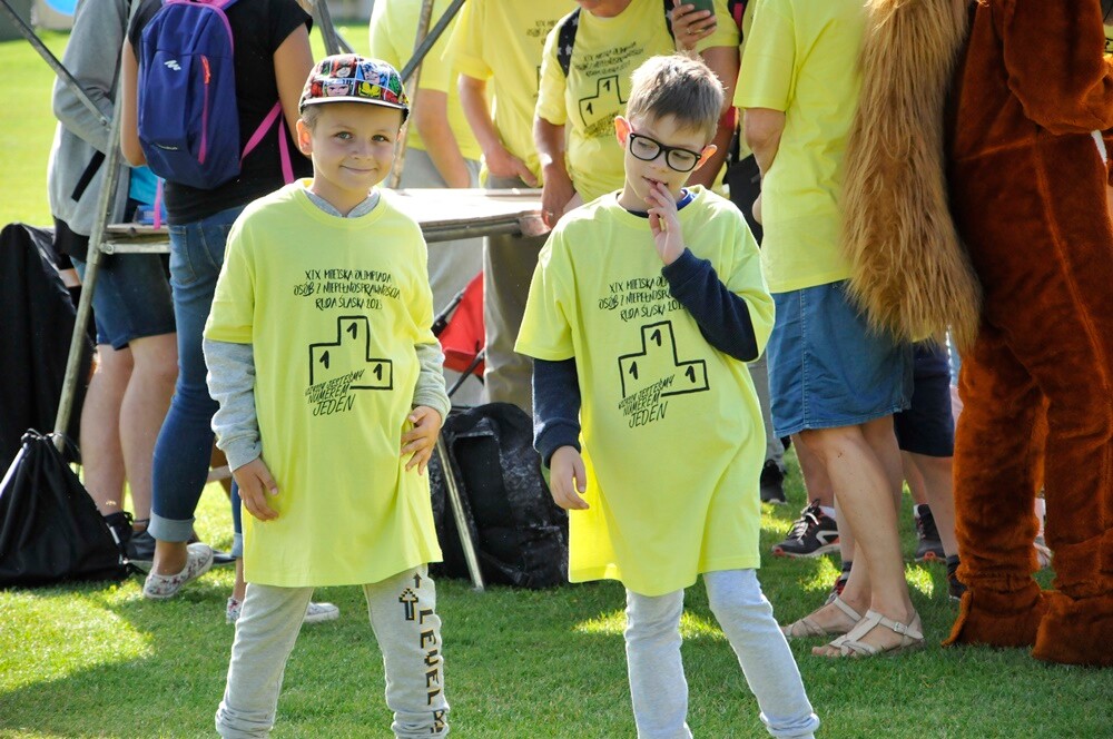 XIX Miejska Olimpiada Osób Niepełnosprawnych ściągnęła na teren letniego basenu kilkuset uczestników! Podczas konkurencji uśmiech nie schodził z ich twarzy ani na chwilę.