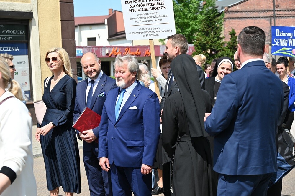 Mszą świętą, przemarszem i uroczystym przekazaniem klucza do bram Rudy Śląskiej rozpoczęliśmy dzisiaj XIX Tydzień Godności Osób z Niepełnosprawnościami.

fot. UM Ruda Śląska