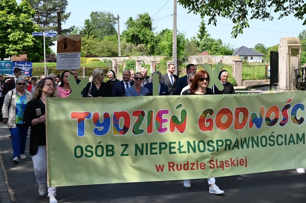 Mszą świętą, przemarszem i uroczystym przekazaniem klucza do bram Rudy Śląskiej rozpoczęliśmy dzisiaj XIX Tydzień Godności Osób z Niepełnosprawnościami.

fot. UM Ruda Śląska