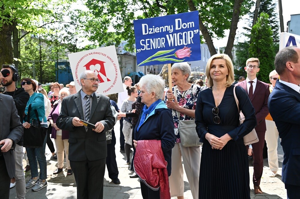 Mszą świętą, przemarszem i uroczystym przekazaniem klucza do bram Rudy Śląskiej rozpoczęliśmy dzisiaj XIX Tydzień Godności Osób z Niepełnosprawnościami.

fot. UM Ruda Śląska