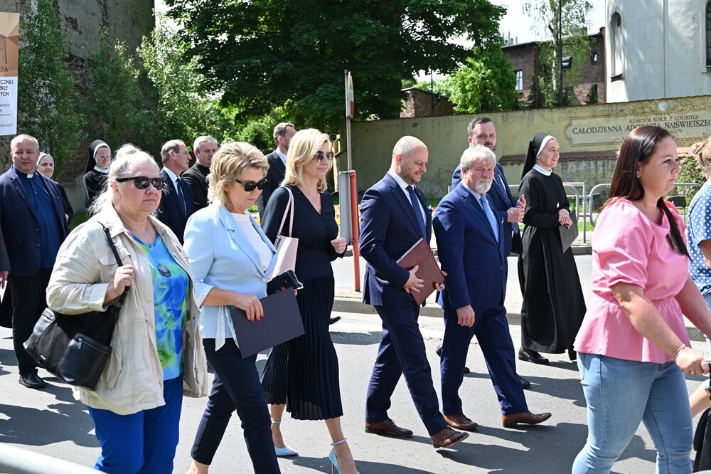 Mszą świętą, przemarszem i uroczystym przekazaniem klucza do bram Rudy Śląskiej rozpoczęliśmy dzisiaj XIX Tydzień Godności Osób z Niepełnosprawnościami.

fot. UM Ruda Śląska