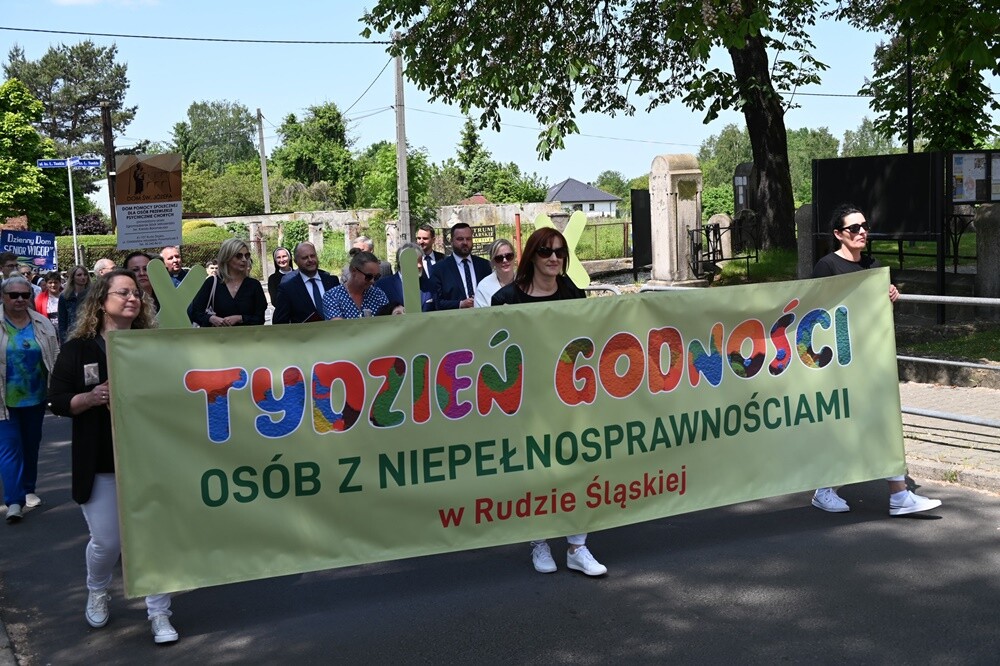 Mszą świętą, przemarszem i uroczystym przekazaniem klucza do bram Rudy Śląskiej rozpoczęliśmy dzisiaj XIX Tydzień Godności Osób z Niepełnosprawnościami.

fot. UM Ruda Śląska