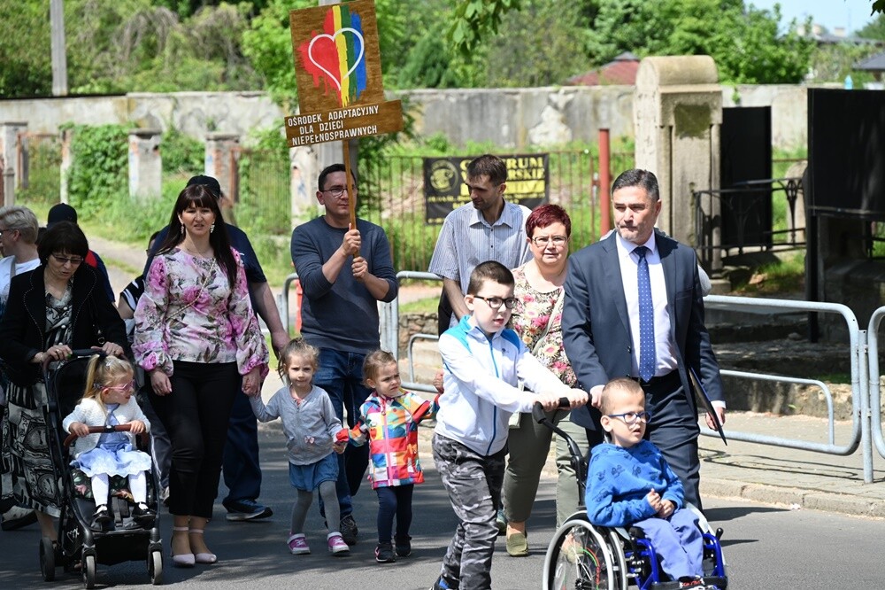 Mszą świętą, przemarszem i uroczystym przekazaniem klucza do bram Rudy Śląskiej rozpoczęliśmy dzisiaj XIX Tydzień Godności Osób z Niepełnosprawnościami.

fot. UM Ruda Śląska