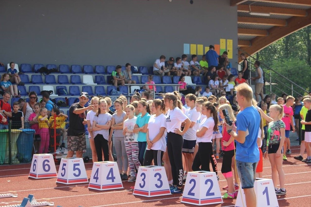 Kilkaset uczniów z rudzkich szkół bierze udział w XXX Lekkoatletycznych Igrzyskach Sportowych, które odbywają się na stadionie lekkoatletycznym.
