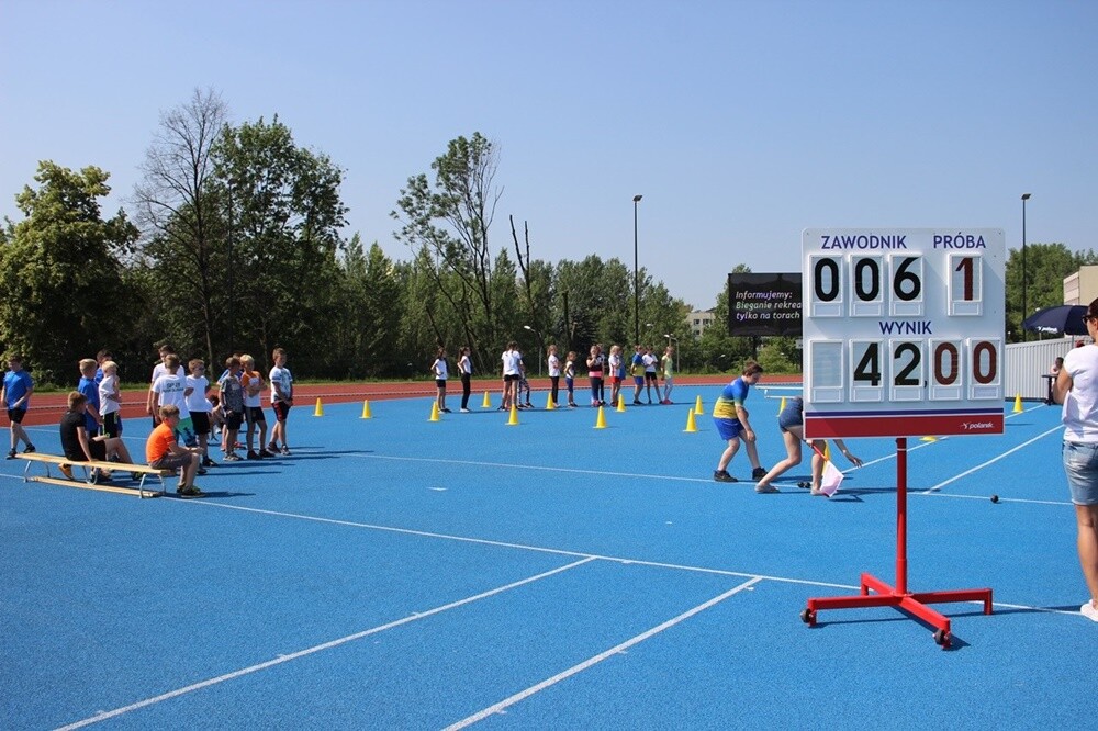 Kilkaset uczniów z rudzkich szkół bierze udział w XXX Lekkoatletycznych Igrzyskach Sportowych, które odbywają się na stadionie lekkoatletycznym.