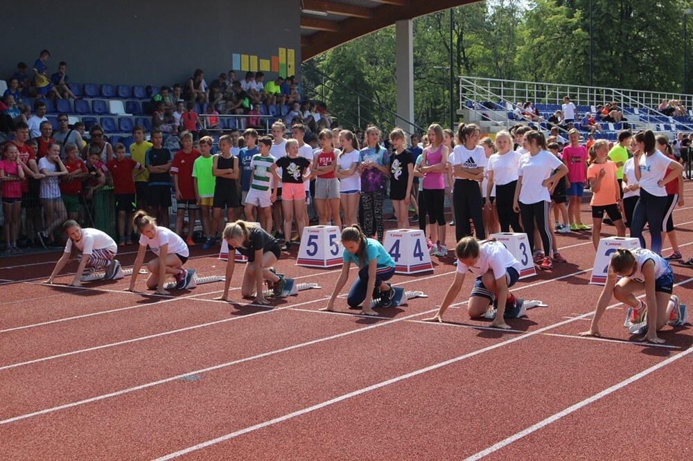 Kilkaset uczniów z rudzkich szkół bierze udział w XXX Lekkoatletycznych Igrzyskach Sportowych, które odbywają się na stadionie lekkoatletycznym.