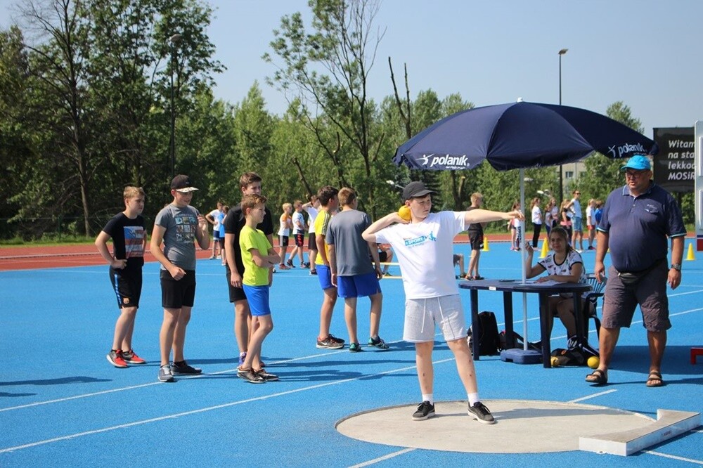 Kilkaset uczniów z rudzkich szkół bierze udział w XXX Lekkoatletycznych Igrzyskach Sportowych, które odbywają się na stadionie lekkoatletycznym.
