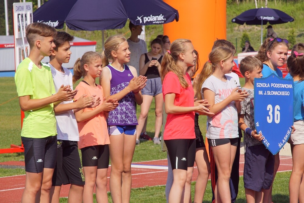 Kilkaset uczniów z rudzkich szkół bierze udział w XXX Lekkoatletycznych Igrzyskach Sportowych, które odbywają się na stadionie lekkoatletycznym.