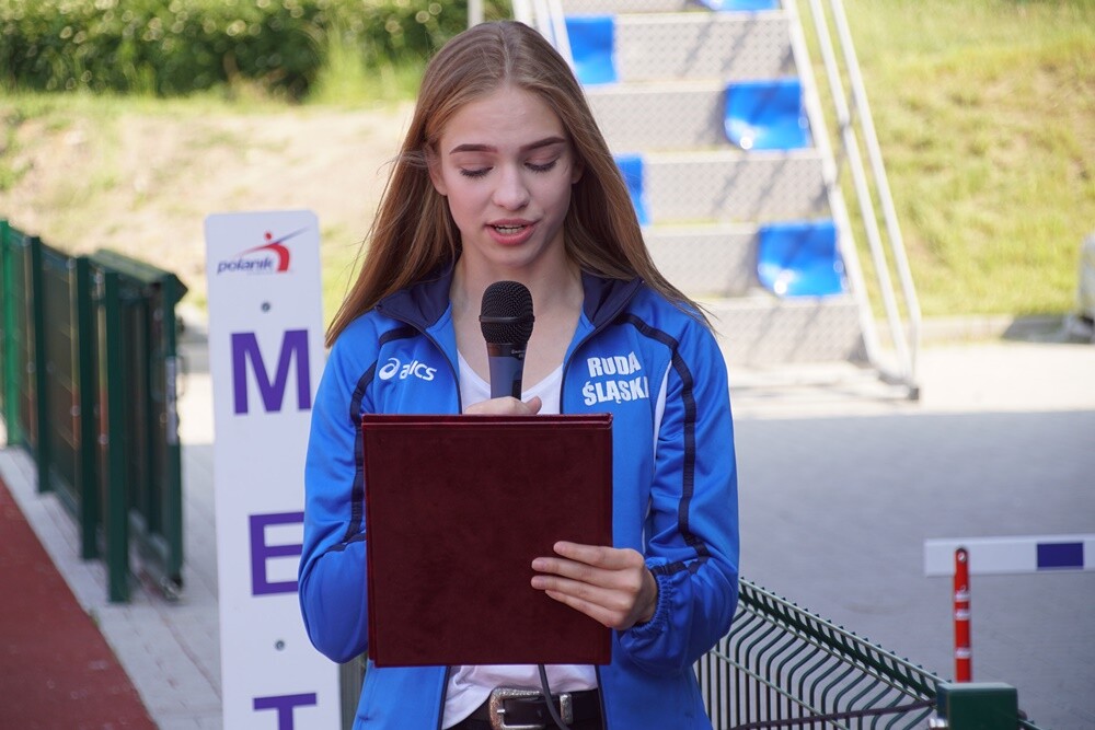 Kilkaset uczniów z rudzkich szkół bierze udział w XXX Lekkoatletycznych Igrzyskach Sportowych, które odbywają się na stadionie lekkoatletycznym.
