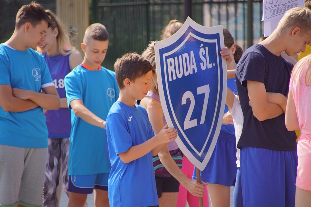 Kilkaset uczniów z rudzkich szkół bierze udział w XXX Lekkoatletycznych Igrzyskach Sportowych, które odbywają się na stadionie lekkoatletycznym.