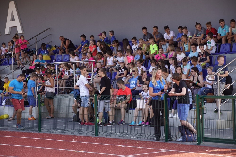 Kilkaset uczniów z rudzkich szkół bierze udział w XXX Lekkoatletycznych Igrzyskach Sportowych, które odbywają się na stadionie lekkoatletycznym.
