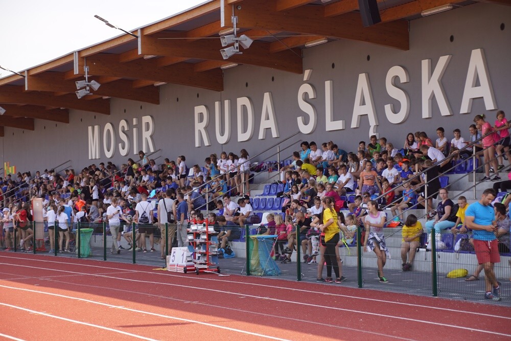 Kilkaset uczniów z rudzkich szkół bierze udział w XXX Lekkoatletycznych Igrzyskach Sportowych, które odbywają się na stadionie lekkoatletycznym.