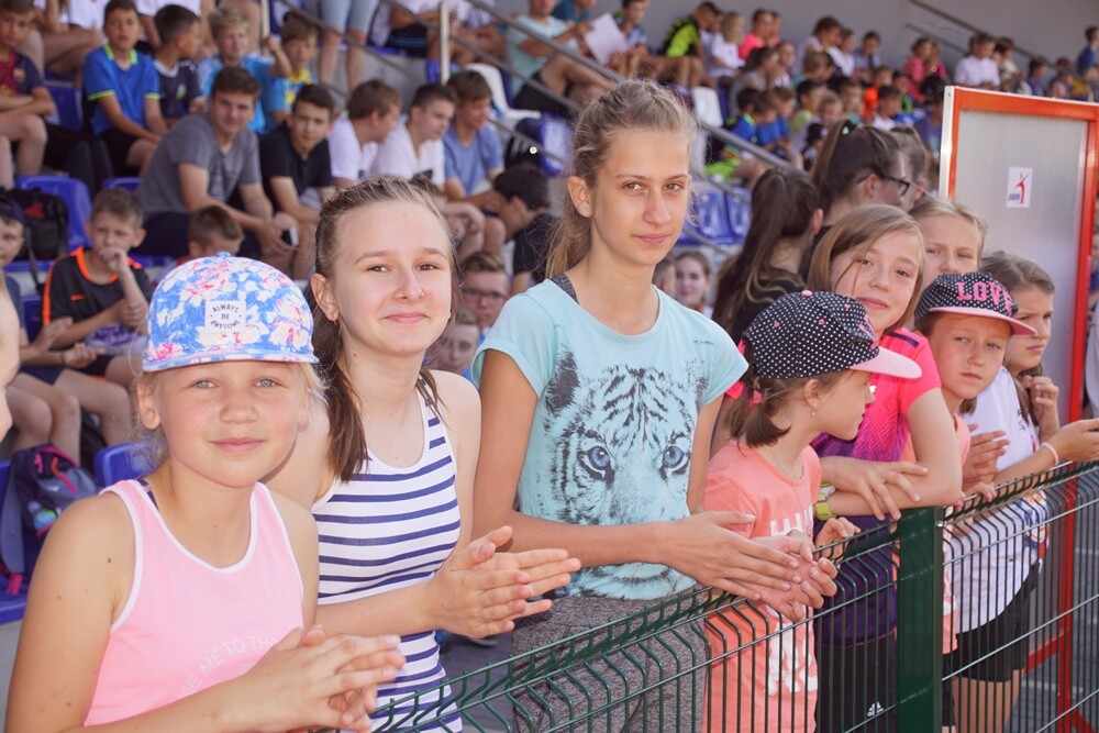 Kilkaset uczniów z rudzkich szkół bierze udział w XXX Lekkoatletycznych Igrzyskach Sportowych, które odbywają się na stadionie lekkoatletycznym.