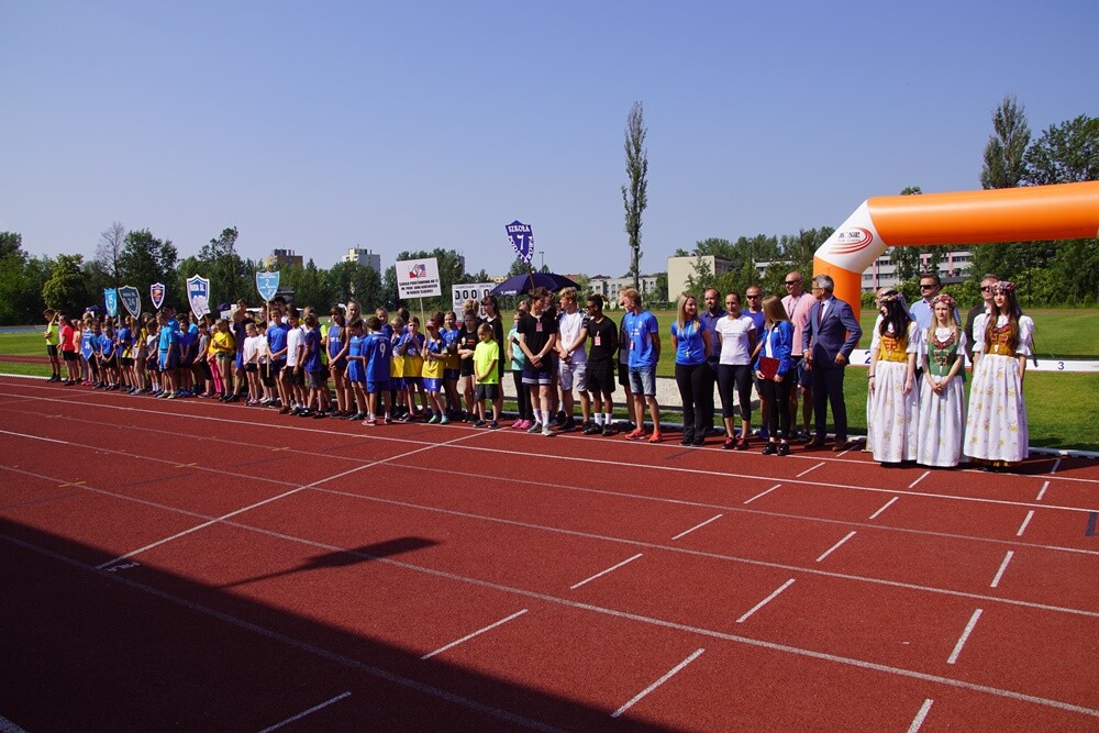 Kilkaset uczniów z rudzkich szkół bierze udział w XXX Lekkoatletycznych Igrzyskach Sportowych, które odbywają się na stadionie lekkoatletycznym.
