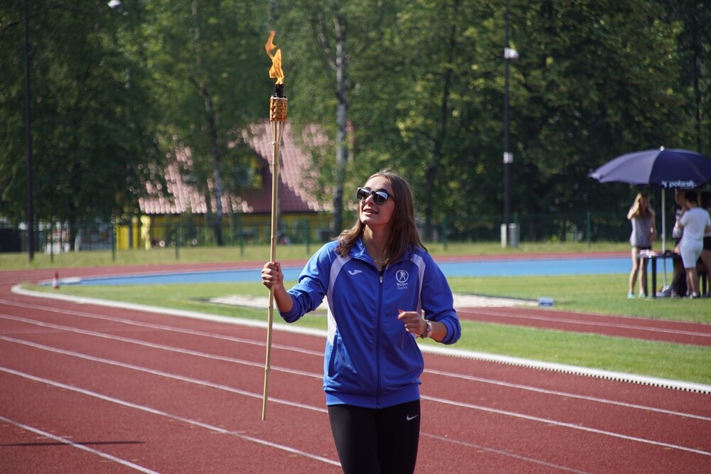 Kilkaset uczniów z rudzkich szkół bierze udział w XXX Lekkoatletycznych Igrzyskach Sportowych, które odbywają się na stadionie lekkoatletycznym.