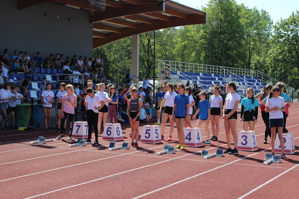 Kilkaset dzieci z rudzkich szkół bierze udział w XXXI Lekkoatletycznych Igrzyskach Sportowych. Uczestnicy rywalizują w kilkunastu konkurencjach. Zawody rozgrywane są na stadionie lekkoatletycznym przy ul. Czarnoleśnej.