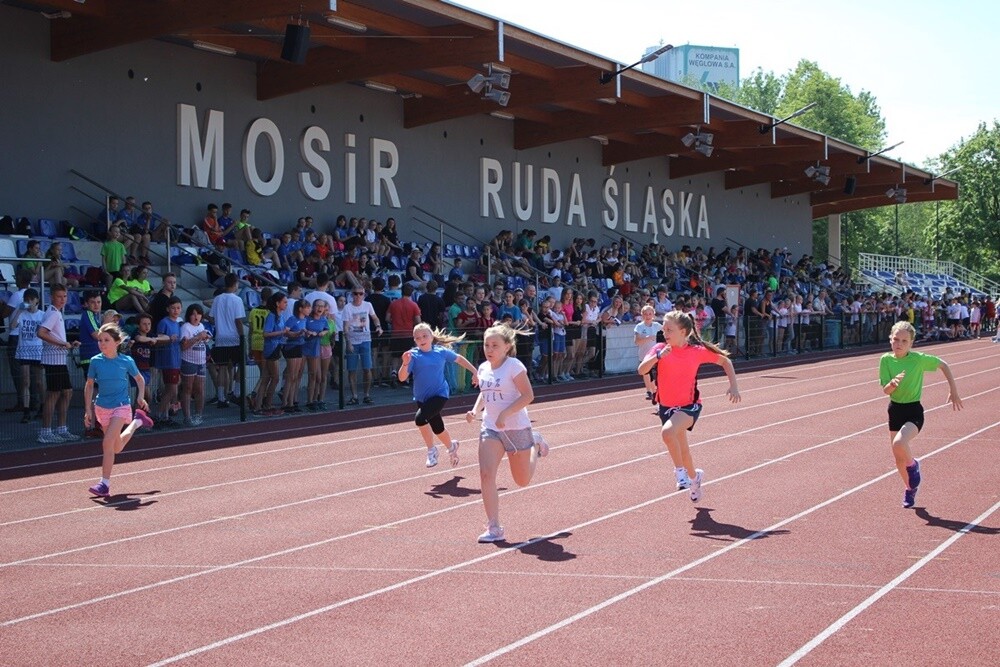 Kilkaset dzieci z rudzkich szkół bierze udział w XXXI Lekkoatletycznych Igrzyskach Sportowych. Uczestnicy rywalizują w kilkunastu konkurencjach. Zawody rozgrywane są na stadionie lekkoatletycznym przy ul. Czarnoleśnej.