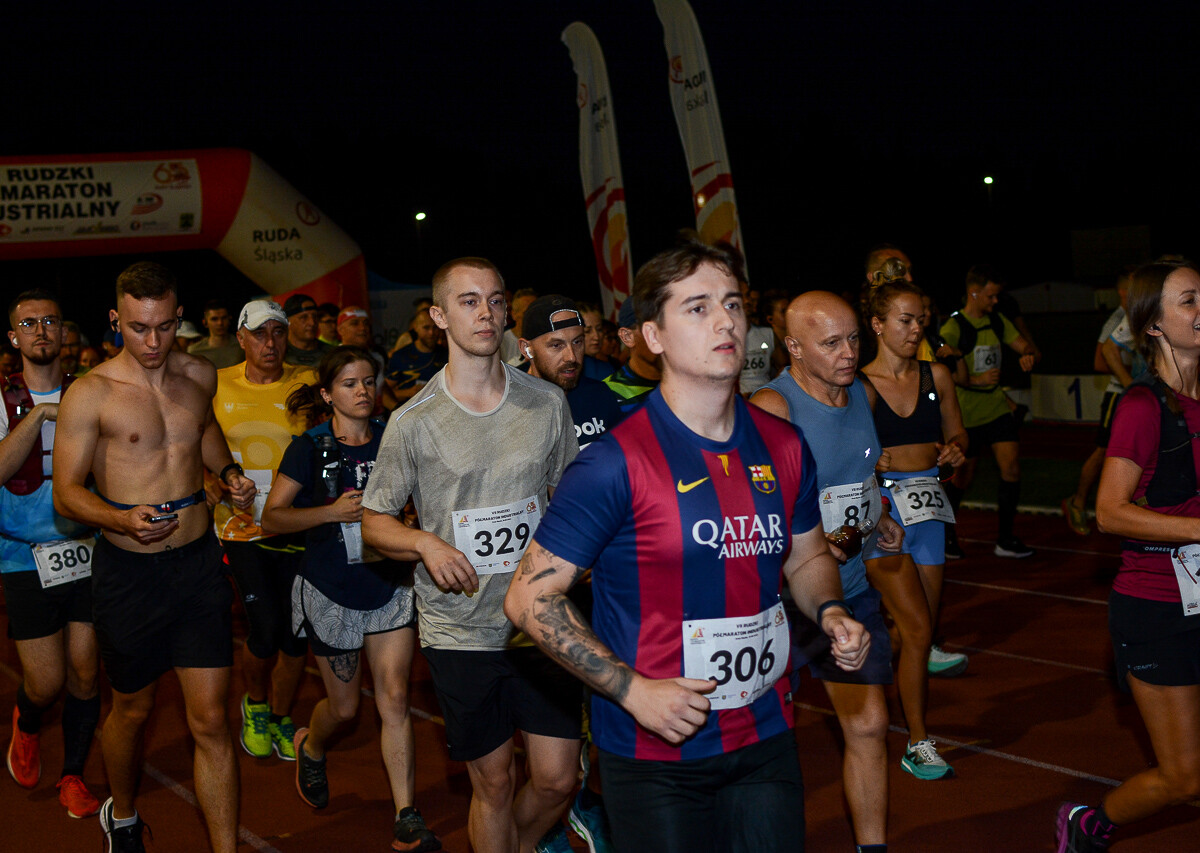 Kolejna odsłona Rudzkiego Półmaratonu Industrialnego za nami. Kilkuset zawodników ruszyło na nocną trasę ulicami naszego miasta, by zmierzyć się z połową królewskiego dystansu. Mamy zdjęcia!