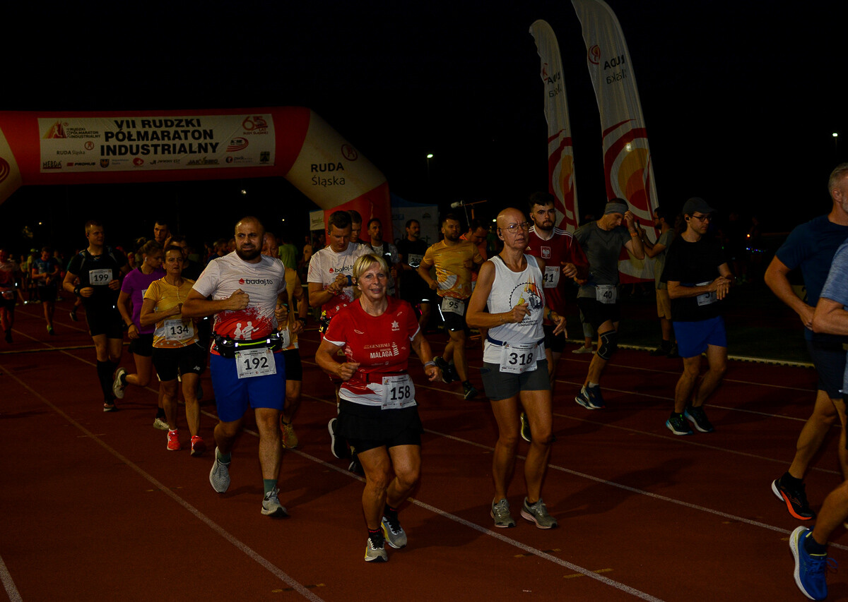 Kolejna odsłona Rudzkiego Półmaratonu Industrialnego za nami. Kilkuset zawodników ruszyło na nocną trasę ulicami naszego miasta, by zmierzyć się z połową królewskiego dystansu. Mamy zdjęcia!