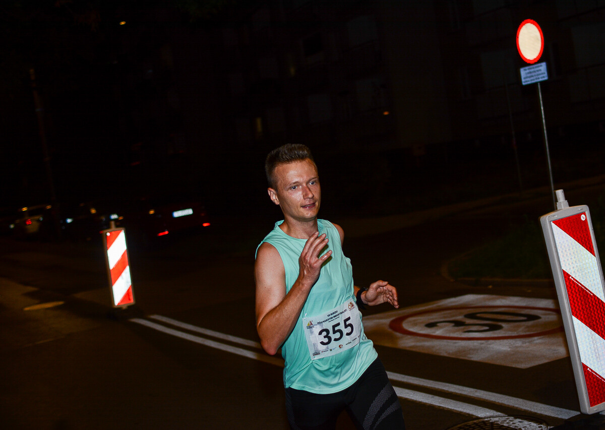 Kolejna odsłona Rudzkiego Półmaratonu Industrialnego za nami. Kilkuset zawodników ruszyło na nocną trasę ulicami naszego miasta, by zmierzyć się z połową królewskiego dystansu. Mamy zdjęcia!