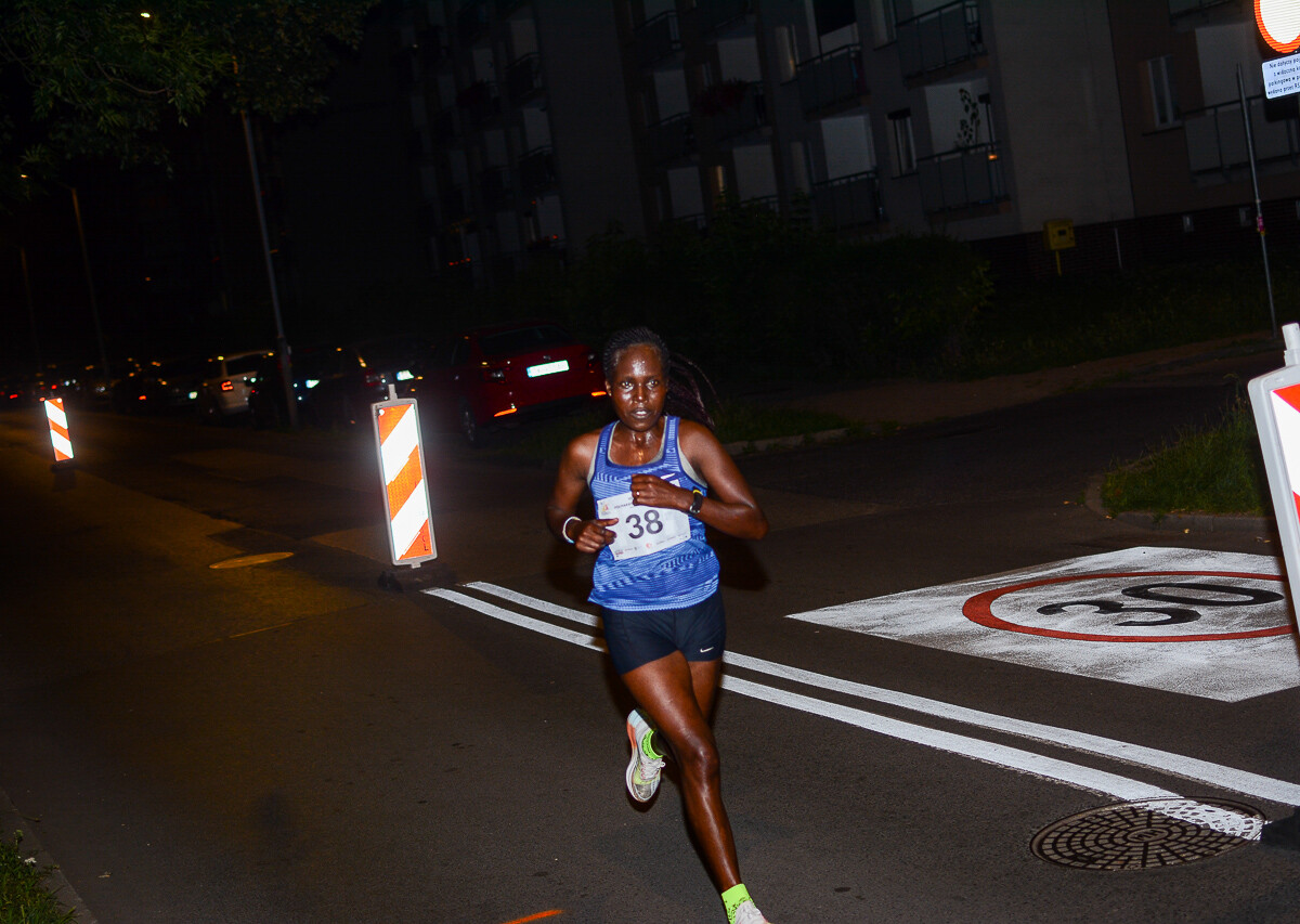 Kolejna odsłona Rudzkiego Półmaratonu Industrialnego za nami. Kilkuset zawodników ruszyło na nocną trasę ulicami naszego miasta, by zmierzyć się z połową królewskiego dystansu. Mamy zdjęcia!