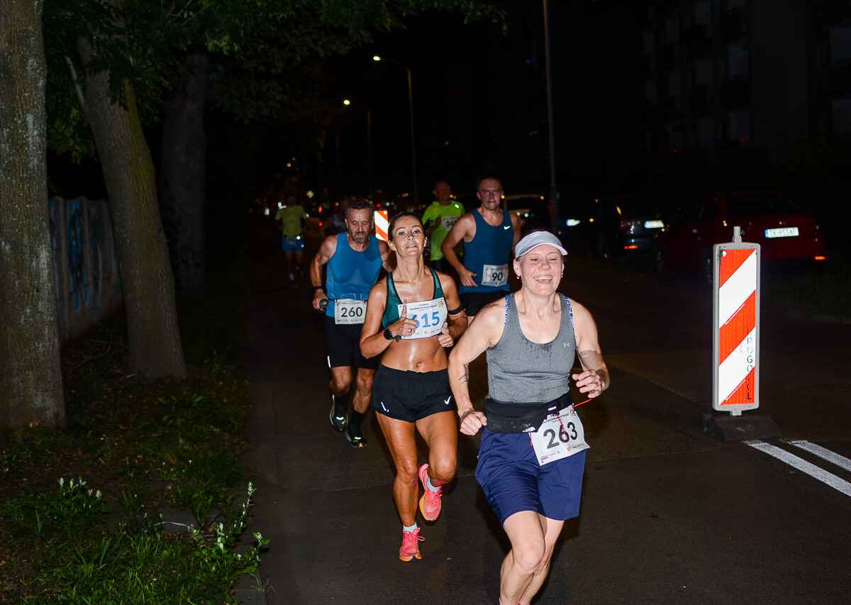 Kolejna odsłona Rudzkiego Półmaratonu Industrialnego za nami. Kilkuset zawodników ruszyło na nocną trasę ulicami naszego miasta, by zmierzyć się z połową królewskiego dystansu. Mamy zdjęcia!