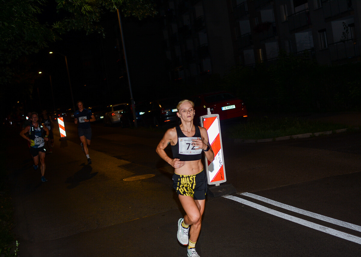 Kolejna odsłona Rudzkiego Półmaratonu Industrialnego za nami. Kilkuset zawodników ruszyło na nocną trasę ulicami naszego miasta, by zmierzyć się z połową królewskiego dystansu. Mamy zdjęcia!