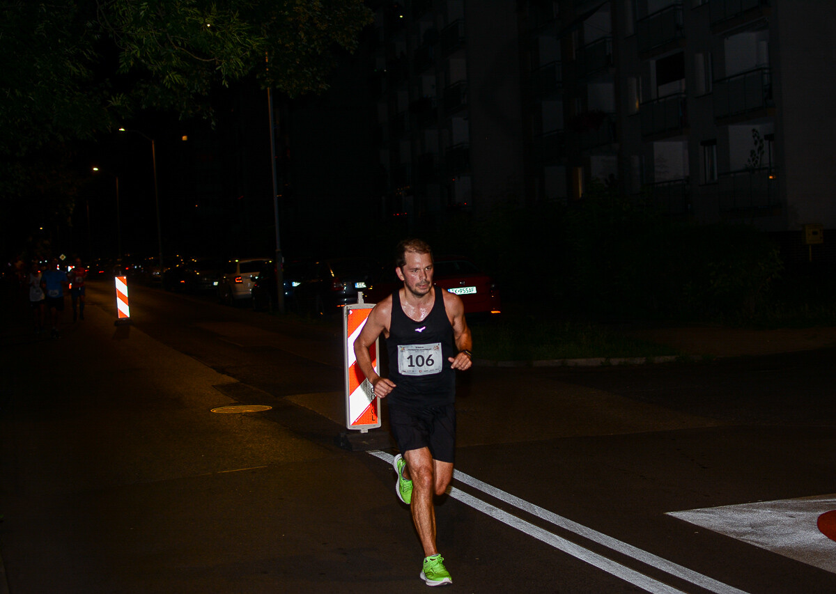 Kolejna odsłona Rudzkiego Półmaratonu Industrialnego za nami. Kilkuset zawodników ruszyło na nocną trasę ulicami naszego miasta, by zmierzyć się z połową królewskiego dystansu. Mamy zdjęcia!