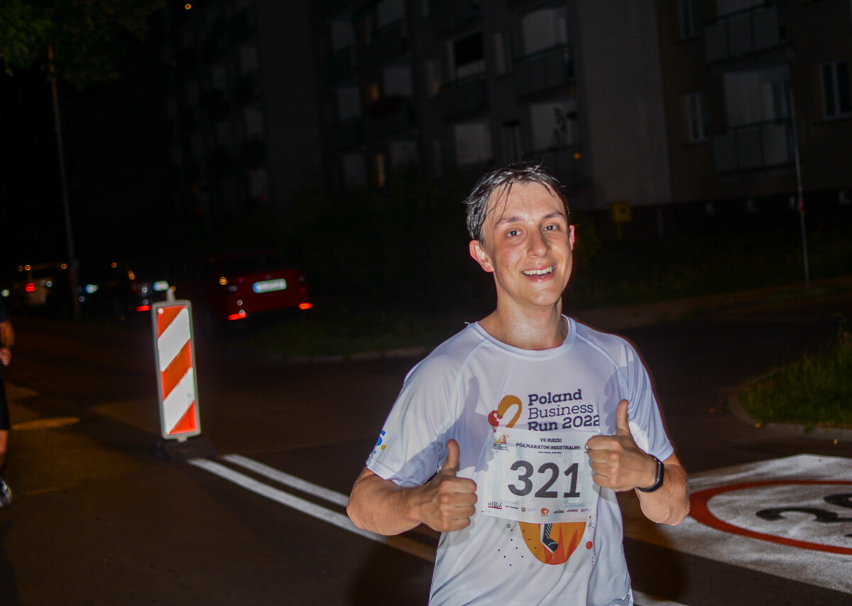 Kolejna odsłona Rudzkiego Półmaratonu Industrialnego za nami. Kilkuset zawodników ruszyło na nocną trasę ulicami naszego miasta, by zmierzyć się z połową królewskiego dystansu. Mamy zdjęcia!