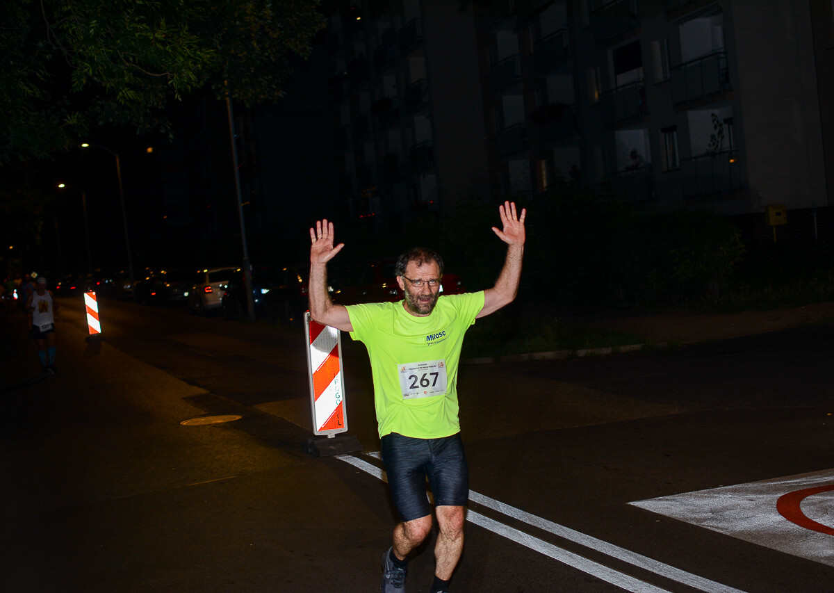 Kolejna odsłona Rudzkiego Półmaratonu Industrialnego za nami. Kilkuset zawodników ruszyło na nocną trasę ulicami naszego miasta, by zmierzyć się z połową królewskiego dystansu. Mamy zdjęcia!