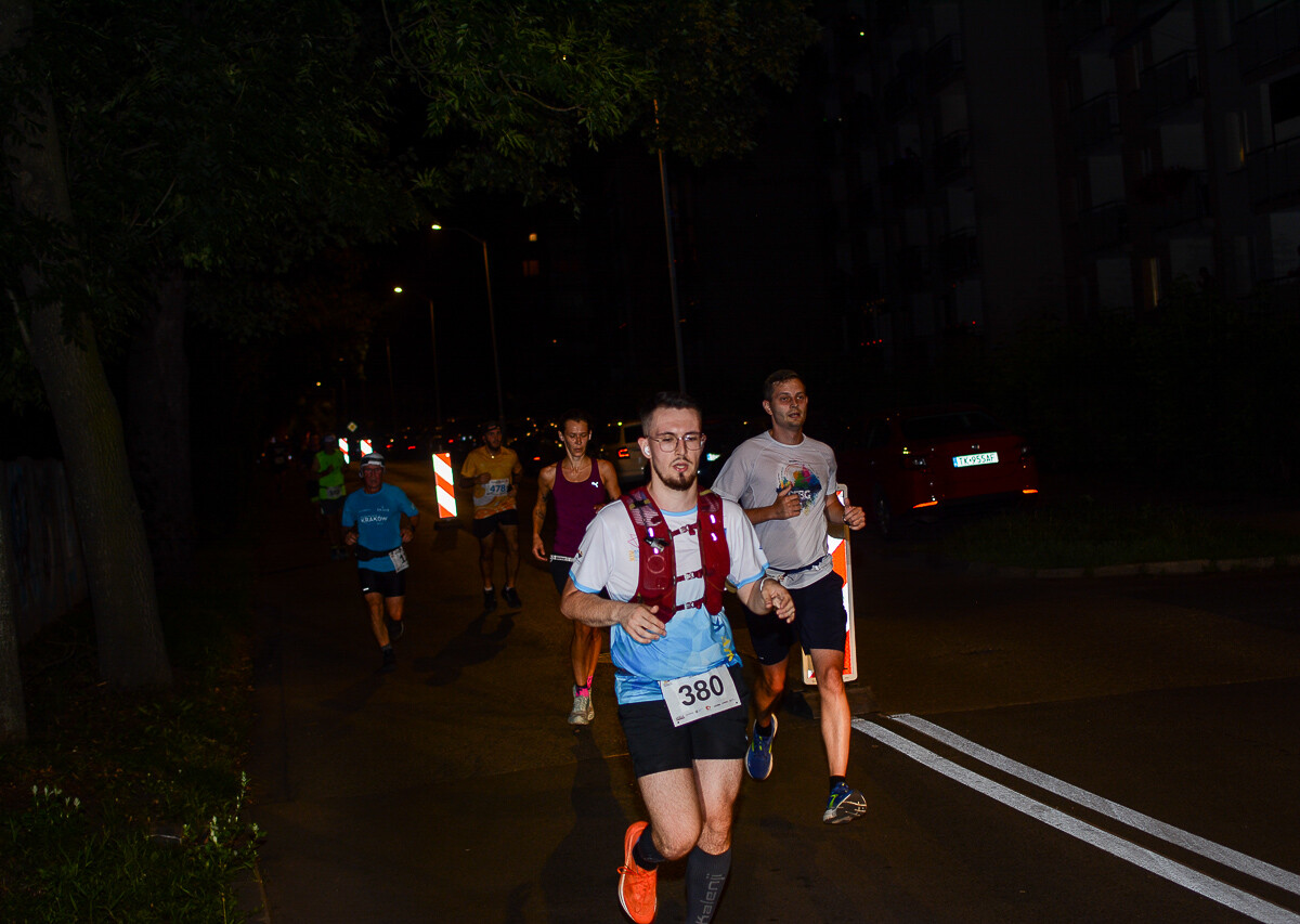 Kolejna odsłona Rudzkiego Półmaratonu Industrialnego za nami. Kilkuset zawodników ruszyło na nocną trasę ulicami naszego miasta, by zmierzyć się z połową królewskiego dystansu. Mamy zdjęcia!