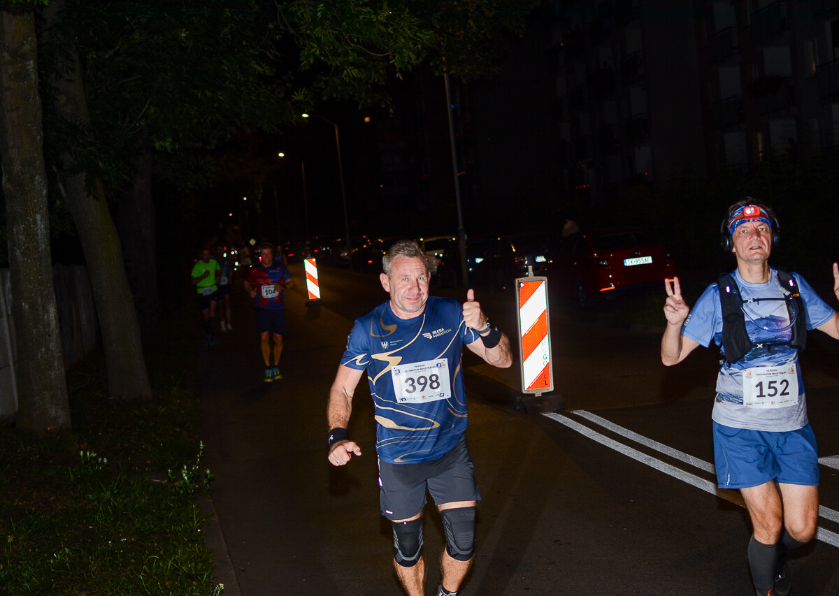 Kolejna odsłona Rudzkiego Półmaratonu Industrialnego za nami. Kilkuset zawodników ruszyło na nocną trasę ulicami naszego miasta, by zmierzyć się z połową królewskiego dystansu. Mamy zdjęcia!