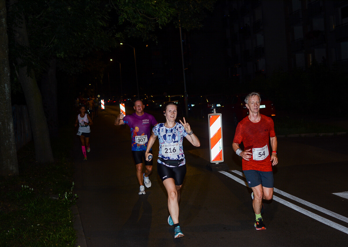 Kolejna odsłona Rudzkiego Półmaratonu Industrialnego za nami. Kilkuset zawodników ruszyło na nocną trasę ulicami naszego miasta, by zmierzyć się z połową królewskiego dystansu. Mamy zdjęcia!