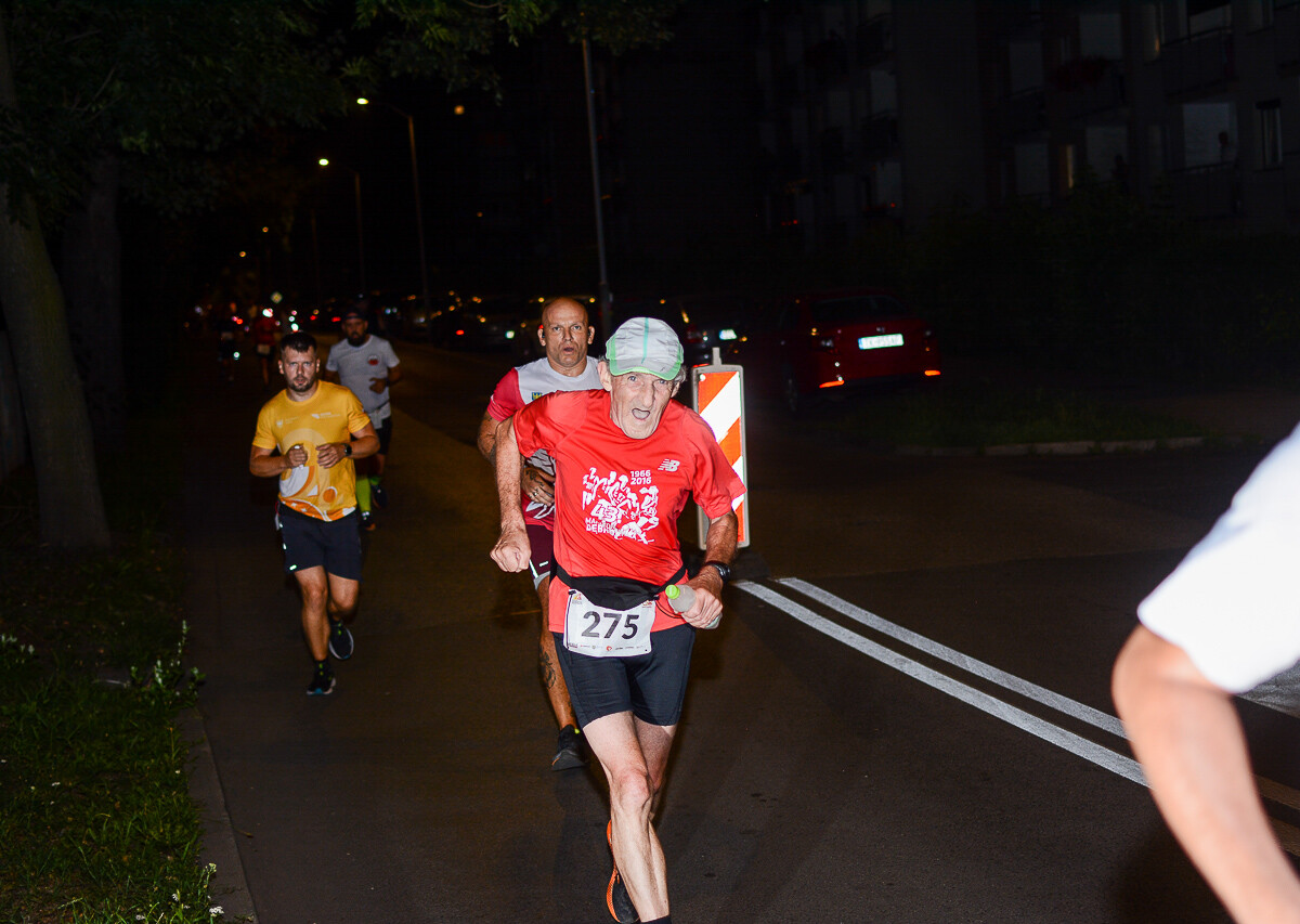 Kolejna odsłona Rudzkiego Półmaratonu Industrialnego za nami. Kilkuset zawodników ruszyło na nocną trasę ulicami naszego miasta, by zmierzyć się z połową królewskiego dystansu. Mamy zdjęcia!