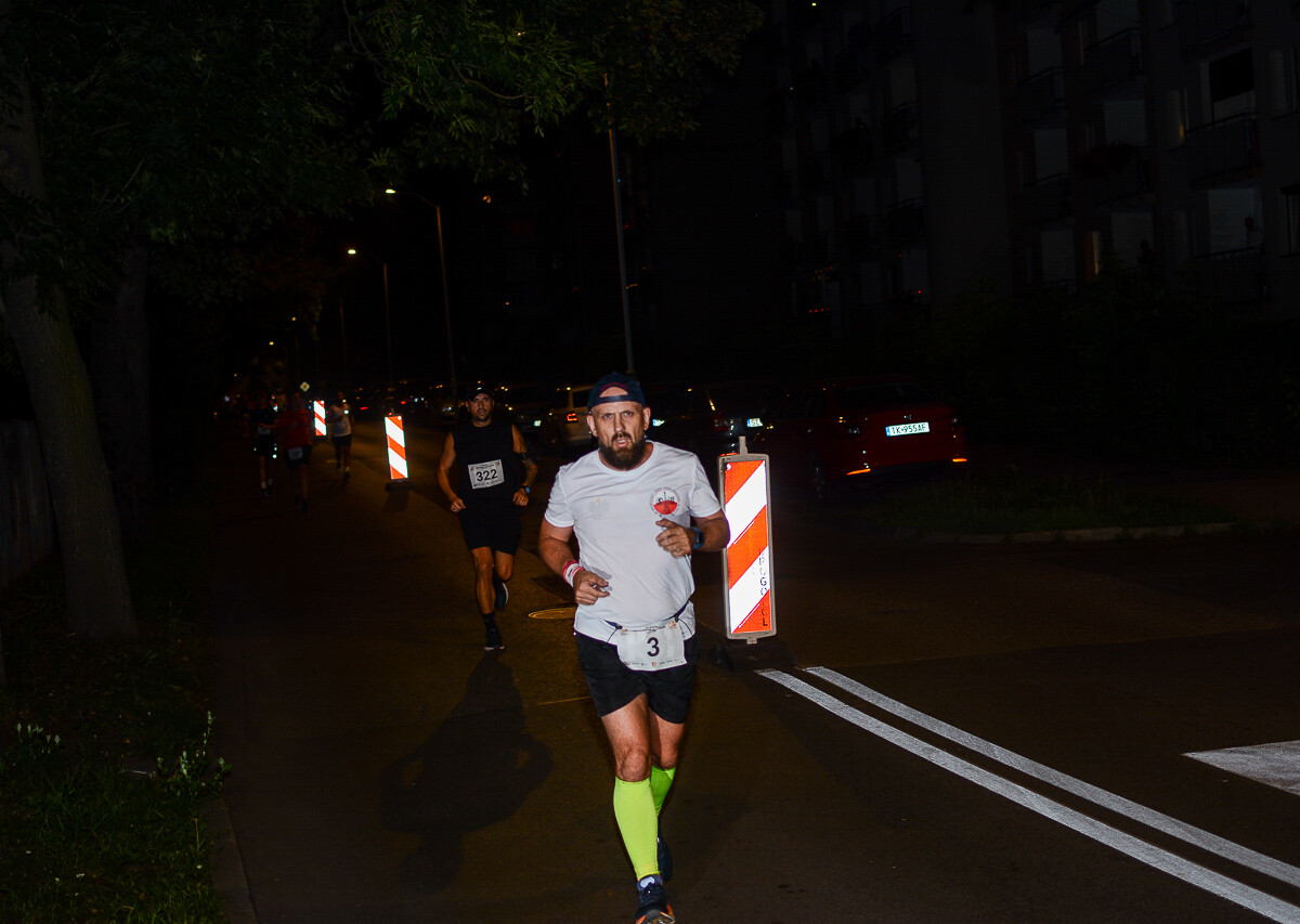 Kolejna odsłona Rudzkiego Półmaratonu Industrialnego za nami. Kilkuset zawodników ruszyło na nocną trasę ulicami naszego miasta, by zmierzyć się z połową królewskiego dystansu. Mamy zdjęcia!