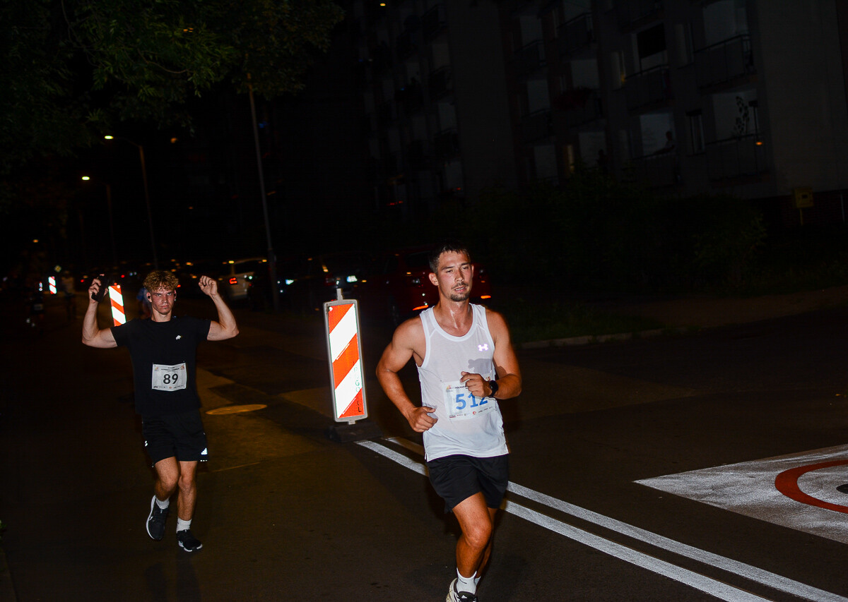 Kolejna odsłona Rudzkiego Półmaratonu Industrialnego za nami. Kilkuset zawodników ruszyło na nocną trasę ulicami naszego miasta, by zmierzyć się z połową królewskiego dystansu. Mamy zdjęcia!