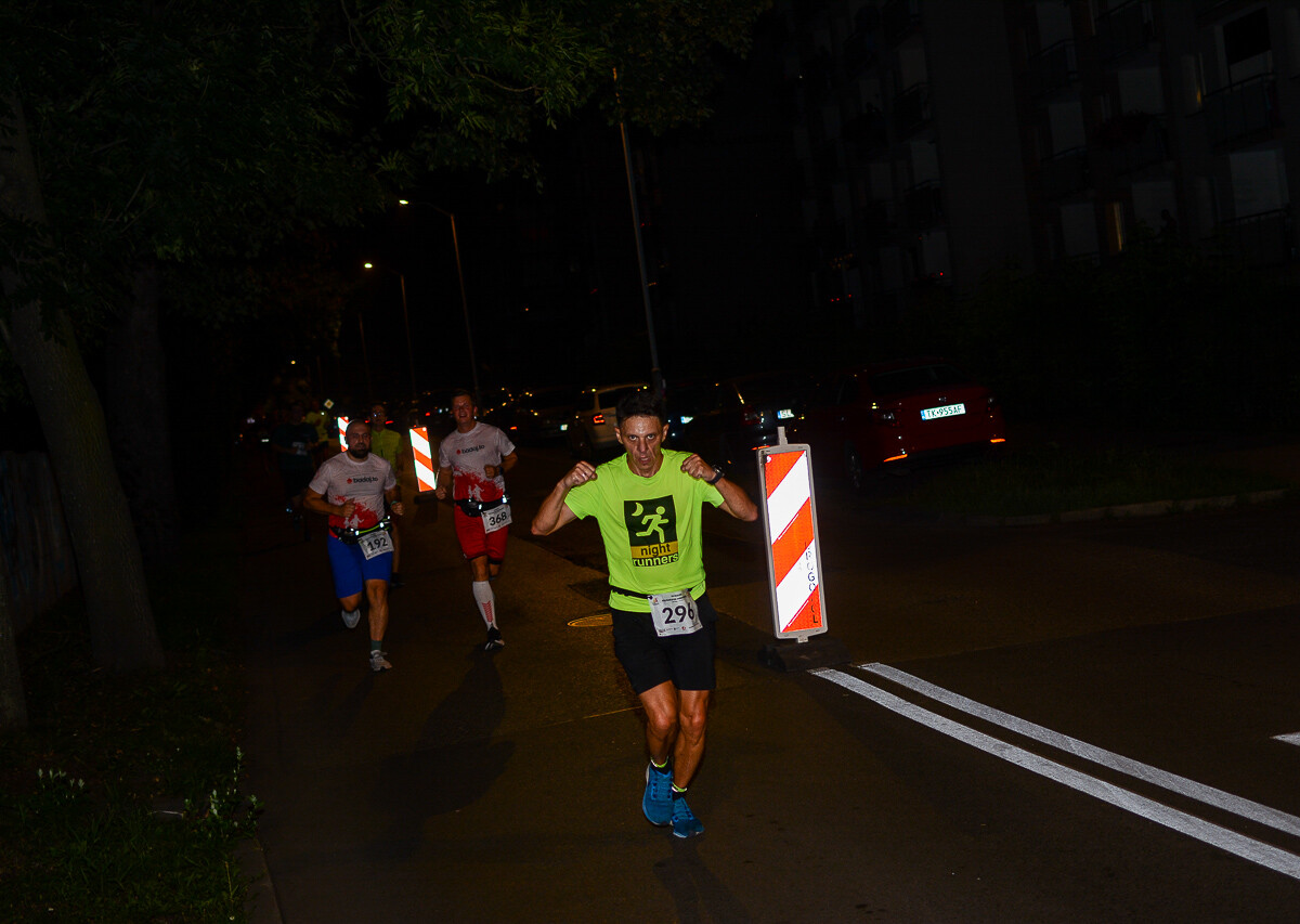 Kolejna odsłona Rudzkiego Półmaratonu Industrialnego za nami. Kilkuset zawodników ruszyło na nocną trasę ulicami naszego miasta, by zmierzyć się z połową królewskiego dystansu. Mamy zdjęcia!