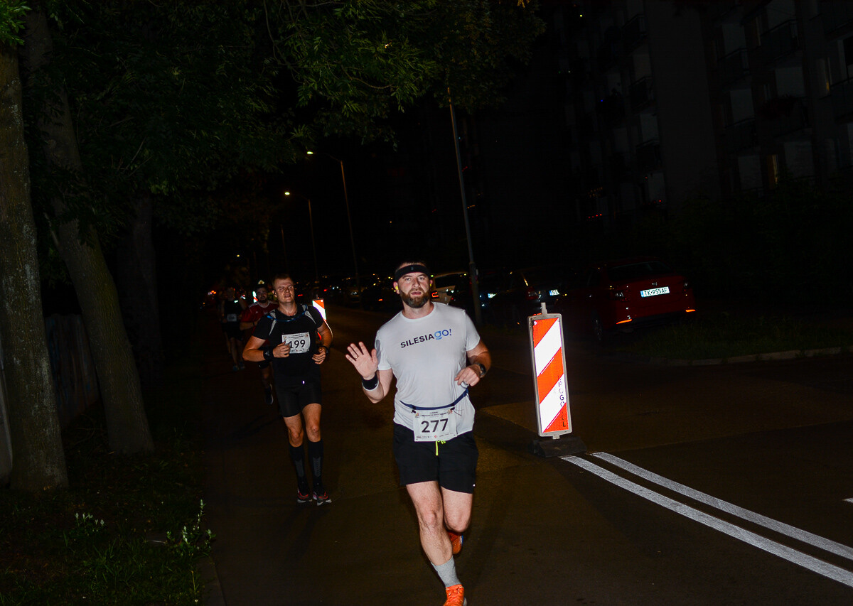 Kolejna odsłona Rudzkiego Półmaratonu Industrialnego za nami. Kilkuset zawodników ruszyło na nocną trasę ulicami naszego miasta, by zmierzyć się z połową królewskiego dystansu. Mamy zdjęcia!